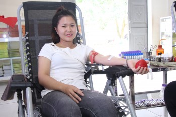 Một sinh viên tình nguyện hiến máu nhân đạo