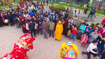 Múa lân rồng chào mừng lễ hội tại chùa Vân Gia.