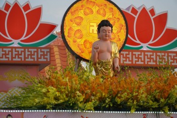 Ban Trị sự GHPGVN huyện Ba Vì diễu hành xe hoa mừng Đại lễ Phật đản PL.2567