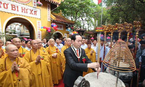 Chủ tịch nước chúc mừng Lễ Phật đản tại chùa Quán sứ