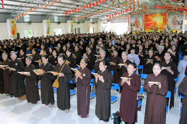 Phật tử Đạo Tràng TTHHVN Chùa Khai Nguyên đang tụng kinh Địa Tạng
