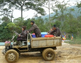 Anh-hau-can-phuc-vu-Phap-Hoi-Trung-Phong-Tam-Thoi-He-Niem-Chua-Tan-Vien-12-10-2011-P1050410.jpg