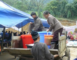 Anh-hau-can-phuc-vu-Phap-Hoi-Trung-Phong-Tam-Thoi-He-Niem-Chua-Tan-Vien-12-10-2011-P1050413.jpg