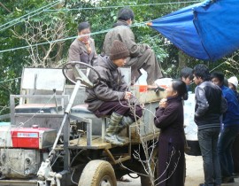 Anh-hau-can-phuc-vu-Phap-Hoi-Trung-Phong-Tam-Thoi-He-Niem-Chua-Tan-Vien-12-10-2011-P1050415.jpg