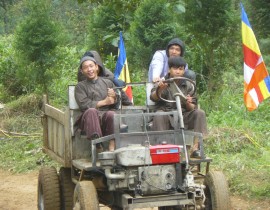 Anh-hau-can-phuc-vu-Phap-Hoi-Trung-Phong-Tam-Thoi-He-Niem-Chua-Tan-Vien-12-10-2011-P1050424.jpg