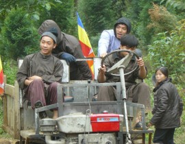 Anh-hau-can-phuc-vu-Phap-Hoi-Trung-Phong-Tam-Thoi-He-Niem-Chua-Tan-Vien-12-10-2011-P1050428.jpg